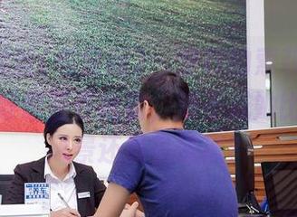 AISS爱丝(黄金版) - 穿行的索菲，高清照片里好像是在抢镜，难不成她比路边的风景还吸引眼球？