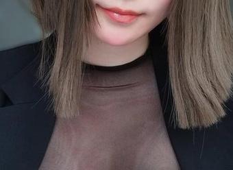 这红色毛衣真有办法，谈论K酱的美图资源时，总能引起我的注意，我是不是太容易上当了？