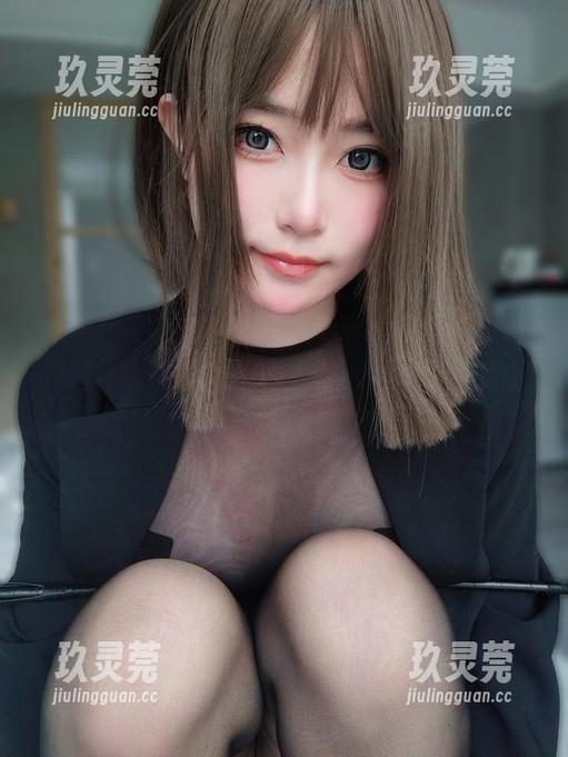 这红色毛衣真有办法，谈论K酱的美图资源时，总能引起我的注意，我是不是太容易上当了？