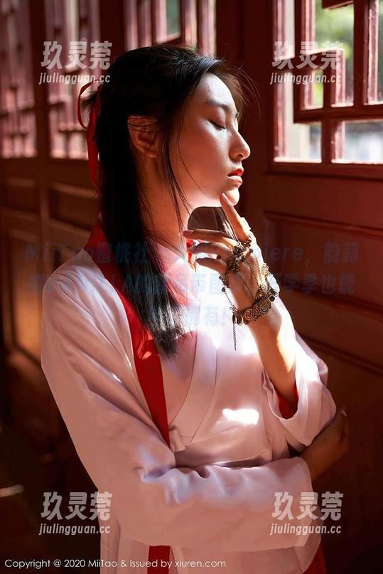 MiiTao蜜桃社-韵莉娜VANILLA MiiTao蜜桃社 - 大胆Premiere,韵莉娜VANILLA的新吊带图集,开学季也能自信拥有!