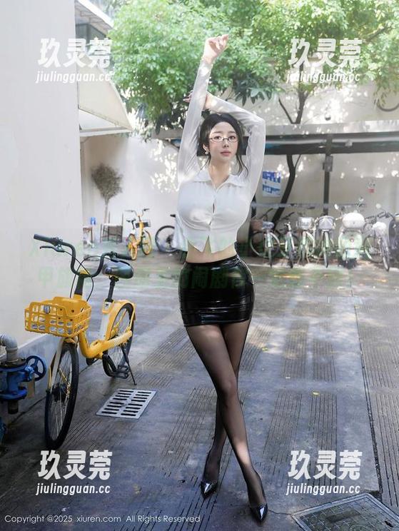 Xiuren秀人网-会飞的小虎牙 Xiuren秀人网 - 会飞的小虎牙和她的意甲旗袍:图册里的闹剧你一定想不到!