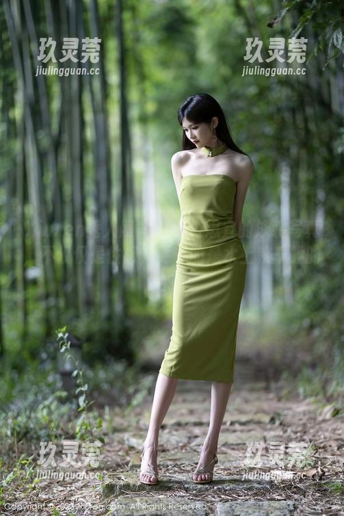Xiuren秀人网-小小白思宜 Xiuren秀人网 - 小小白思宜的泳装写真,不仅仅是性感,更多的是水上秋千般的欢乐!