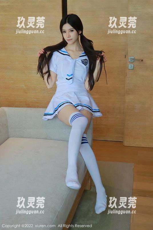 Xiuren秀人网 - 红裙下的高清写真：糯美子Mini到底藏了什么呀？