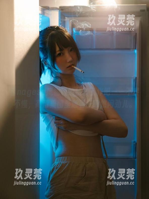 看nagesa魔物喵的秘书工作吧——不紧不慢，高清美图里透着一股悠闲劲儿。