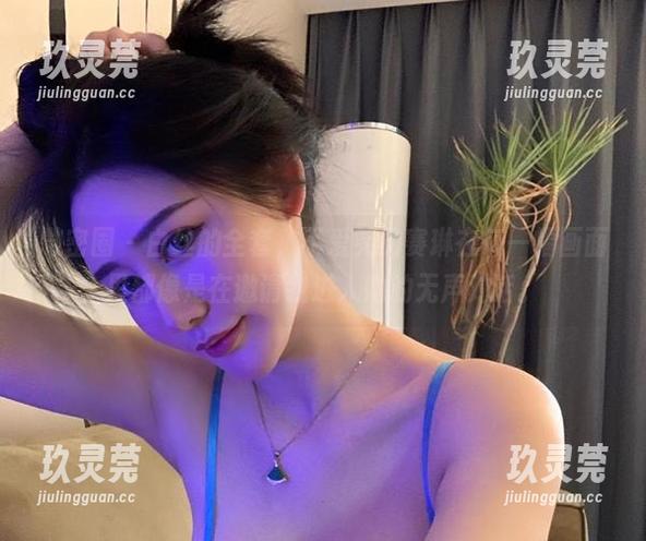 不爱笑的赛琳 微密圈 - 白丝的全套,不爱笑的赛琳在每一幅画面里都像是在邀请我进入她的无声对话。