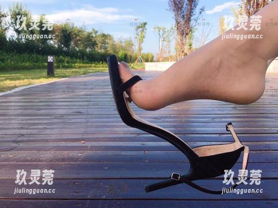 丝月神 微密圈 - 丝月神全集:上下走动间的凉鞋与肉丝闹剧
