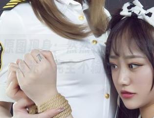 丽柜 - 原图现身：然然在圣诞灯光下闪闪发光，完全不输烟花！
