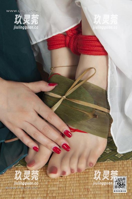 丽柜ligui - 图集：凉儿变身蜘蛛女，结果尴尬得像是掉进了沙发缝隙！