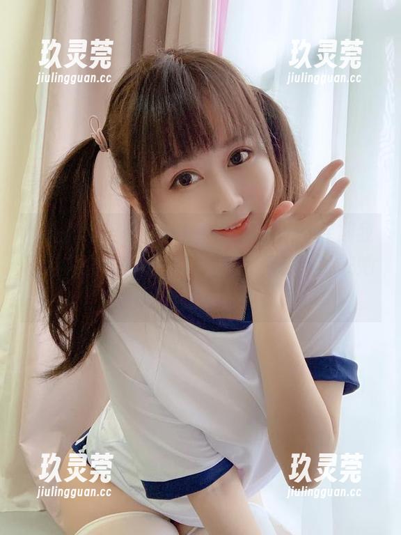 这是依依超级懒眼镜的私拍，上个星期我就给她打过招呼，但每次想看资源都被她的小店吸引了