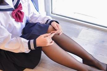 私房黑色礼服，兔玩映画出品。这画面怎能不让我想起午夜的神秘？