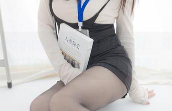 古川kagura的多角色职场选择：淡蓝连衣裙白丝通勤时尚原图精选！