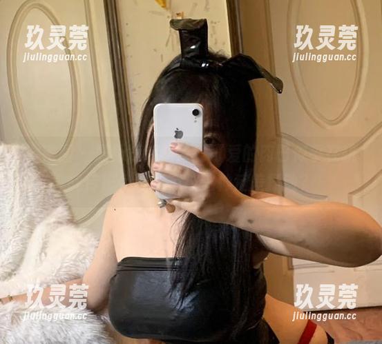 微密圈 - 最新短裤照片，可爱的肉巴似乎在挑战传统，谁能不被这种反差打动？