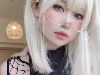写真原图：“女主K”说，走路不一定要踏在地上，裸足更自如！
