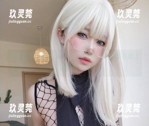 女主K 写真原图:“女主K”说,走路不一定要踏在地上,裸足更自如!