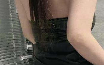 微密圈 - 在红裙的衬托下，奶雯的作品有种说不出的魅力，快去下载吧