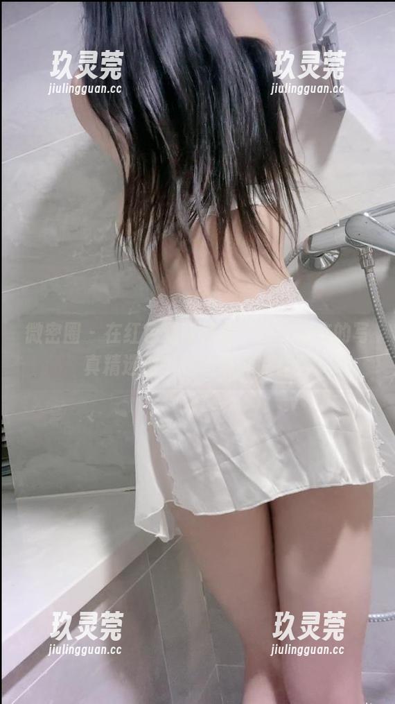 奶雯 微密圈 - 在红色漏背裙里,奶雯带来的写真精选似乎在悄悄诉说什么