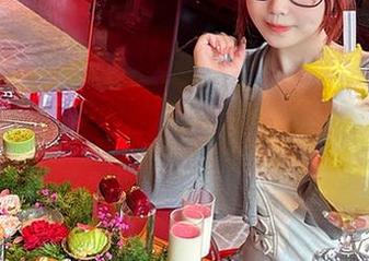 宝儿mysterial在粉色的海洋里漂浮，我的眼神也开始发光了，哈哈！