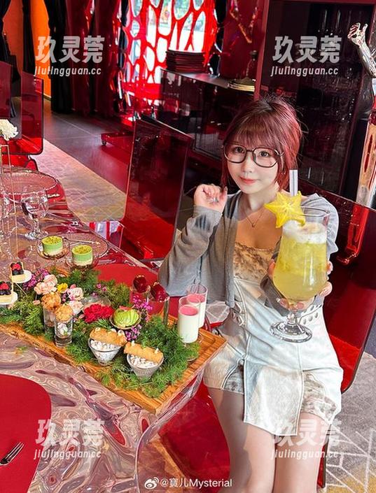 宝儿mysterial在粉色的海洋里漂浮，我的眼神也开始发光了，哈哈！