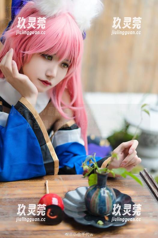 小仓千代w最新写真，2024年Fantia会员合辑：为啥我好像在偷看她？