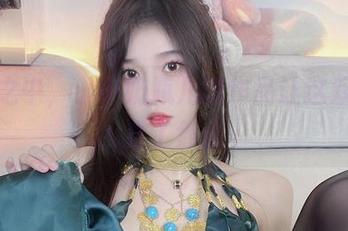 无形之中，小小奶瓶儿的作品让这双美腿成了焦点