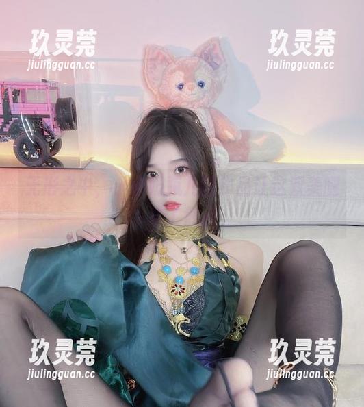 小小奶瓶儿 无形之中,小小奶瓶儿的作品让这双美腿成了焦点