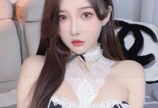 当小小奶瓶儿在黑丝中的光影交错，美图我来了！