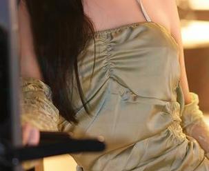 尤蜜荟 - 婚纱与laura阿姣，一个图集，下载之前先想好怎么穿！