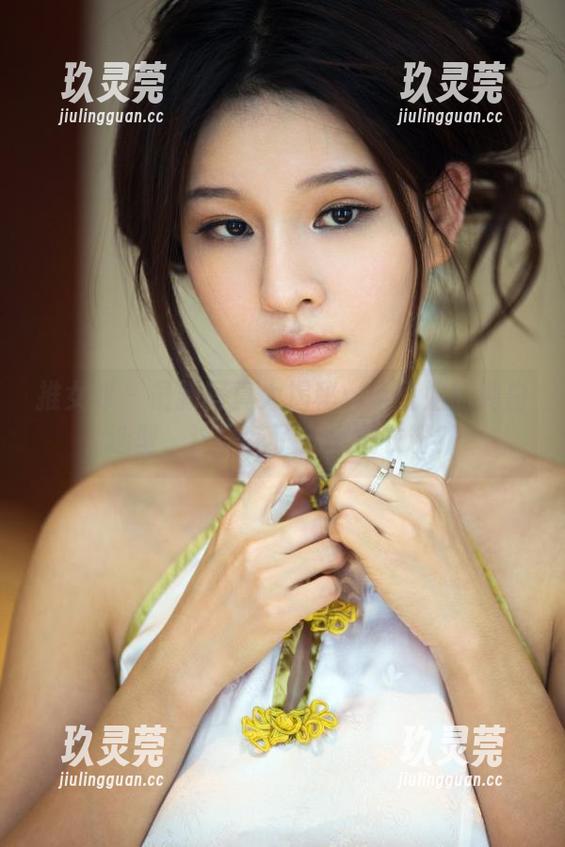 推女郎-土豆姐 推女郎 - 最新写真大揭秘:土豆姐的纯白造型,这得花了多少洗衣粉?