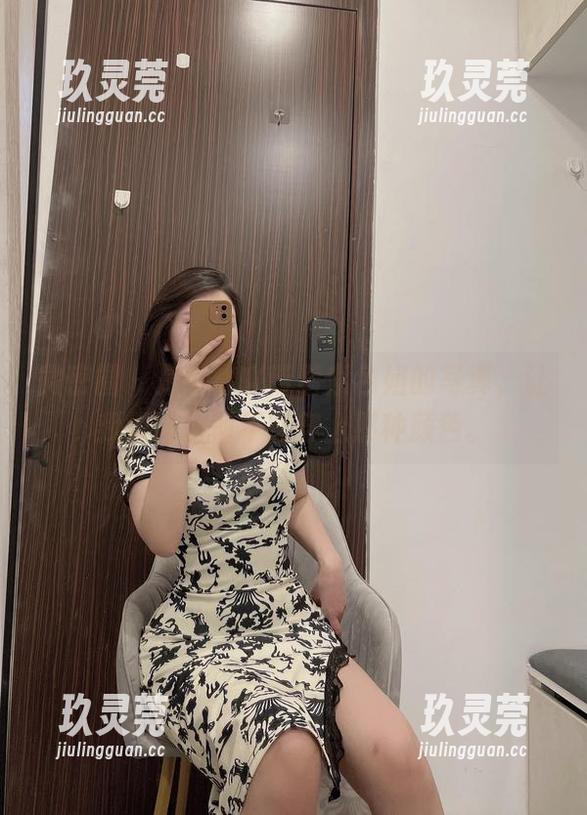 微密圈 - 是可馨吖带着紫色姐的写真，让我懊恼为何不能穿上那种颜色。