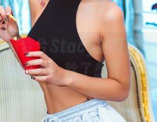 果团网 - 何梦兮Stacy打算在夏日合集里带给我们什么，除了想要一杯冰茶？