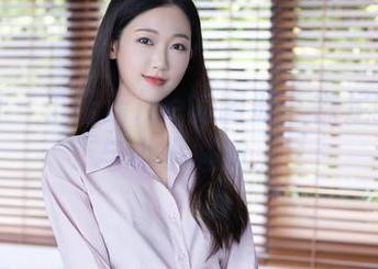 秀人网 - 于诺诺ise的图册：裸足的自由与小小尴尬。