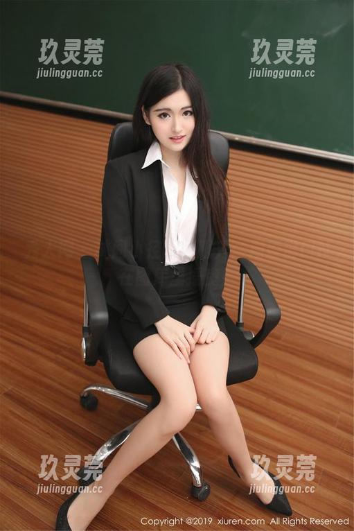 秀人网-周琰琳LIN 秀人网 - 林间小径的校服秀:周琰琳LIN在图库里摇曳!