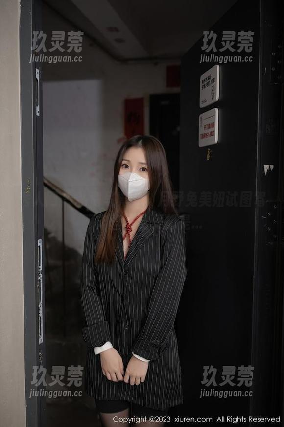 秀人网-月野兔美妞 秀人网 - 私房写真里,月野兔美妞试图驾驭肉丝,结果却是...