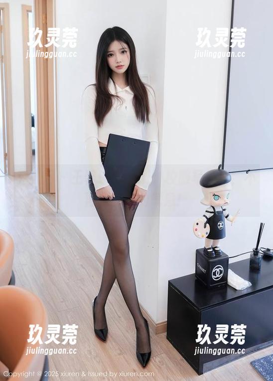 秀人网 - 王馨瑶Yanni：校服写真集，不再是书本的气息！