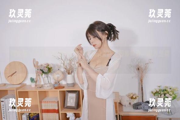 微密圈 - 一不小心被羊小雪juvia的女仆装图集吸引，脑海里竟浮现了咖啡厅的温馨灵魂。