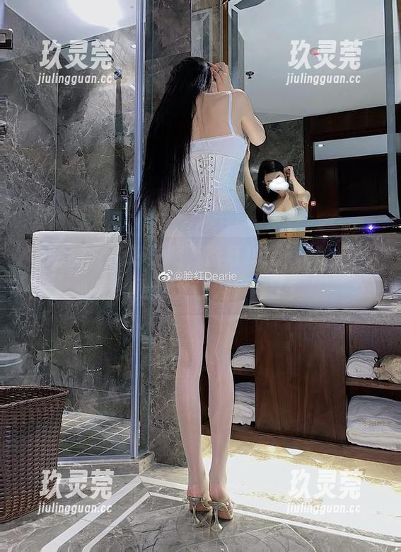 脸红Dearie 微密圈 - 说好透明,脸红Dearie的最新套图更新又让人猜谜了!