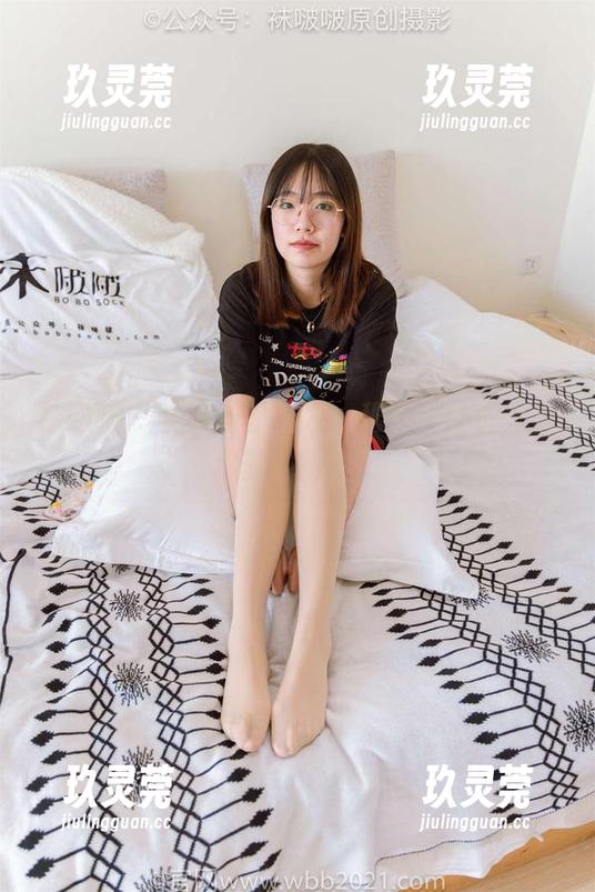 袜啵啵 - 套图随我出发，稚予黑丝加上被称赞的脚尖！