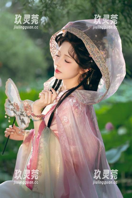 雯妹不讲道理 图包也是有深度的,雯妹不讲道理毛衣的选择真不赖