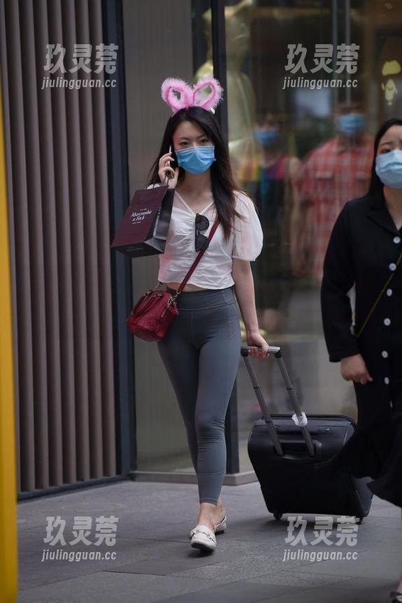 魔镜街拍 - 在线艾小青：超短裙和肉丝其实有点原罪？
