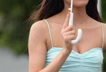 魔镜街拍，火辣又优雅，原图里的纱裙肉丝美女，感觉好像有什么不会说出来的呢。