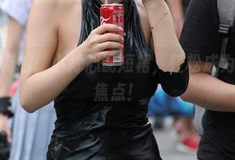魔镜街拍：小背心配短裙，轻松成为照片焦点！