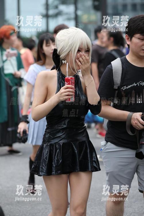 魔镜街拍：小背心配短裙，轻松成为照片焦点！